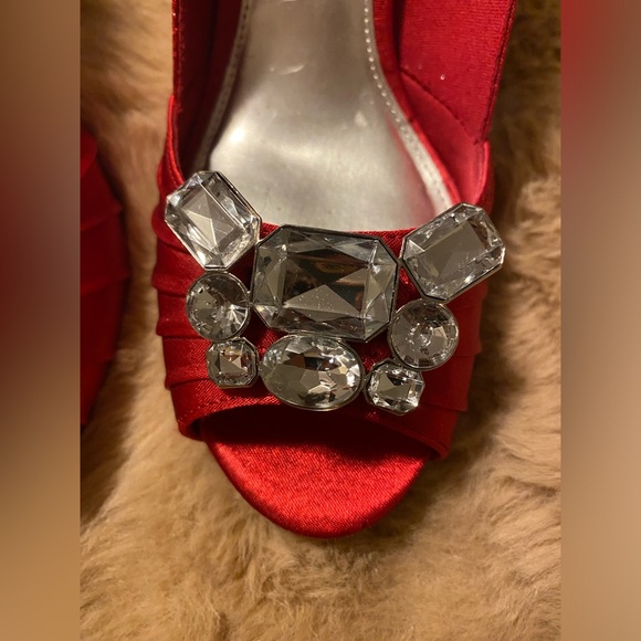 Valentine Fioni Night Ladies 8.5 Satin Heels Rhinestone Red Pumps 4.5" - Picture 4 of 7